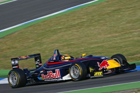 Sebastien Buemi i sin Red Bull Dallara F305 Mercedes